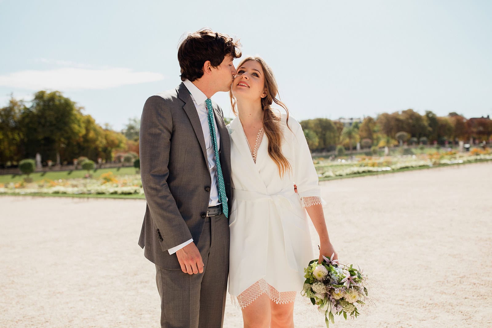 Photos de mariage raffinées au Jardin du Luxembourg Photos de mariage raffinées au Jardin du Luxembourg