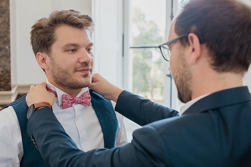 Le témoin ajuste le nœud papillon du marié