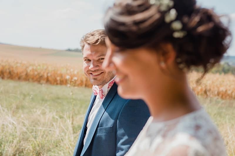 Regard amoureux du marié