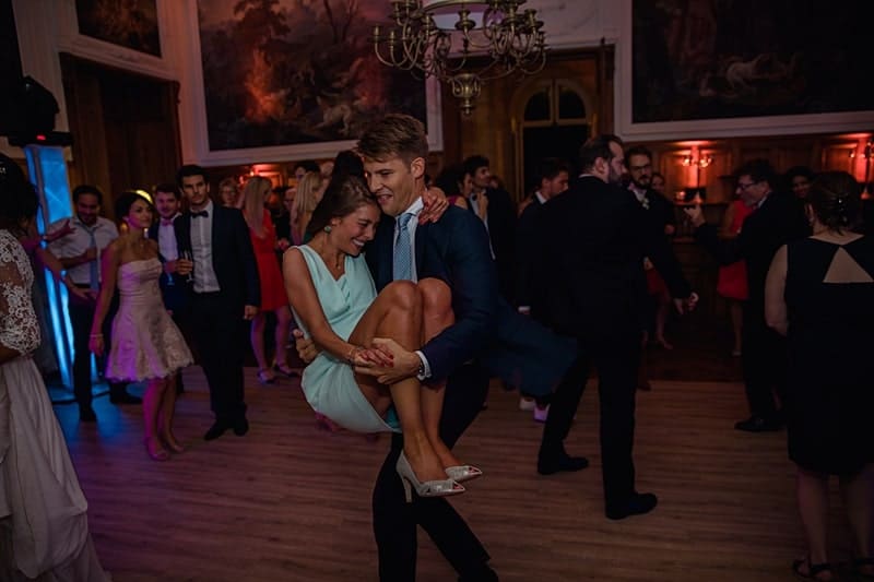 Les invités dansent sur la piste