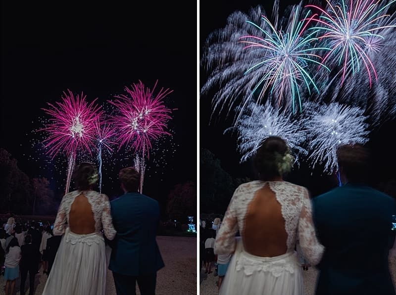Les mariés profitent du feu d'artifice