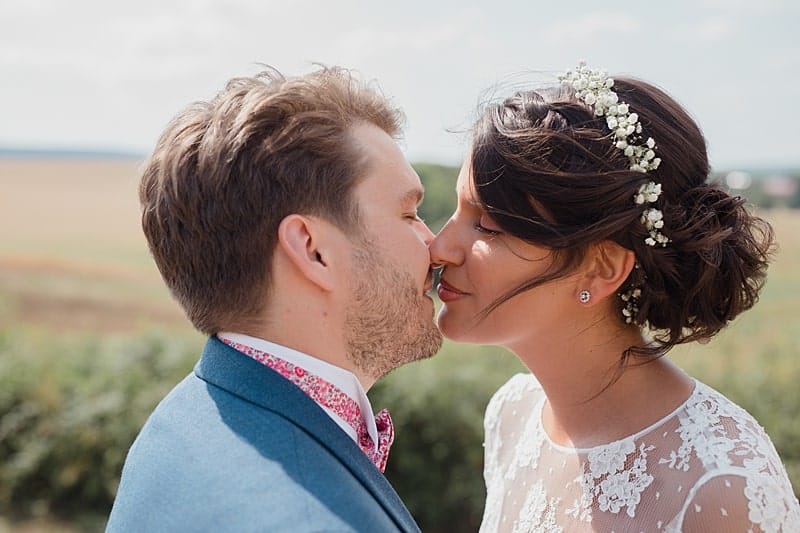 Les mariés s'embrassent