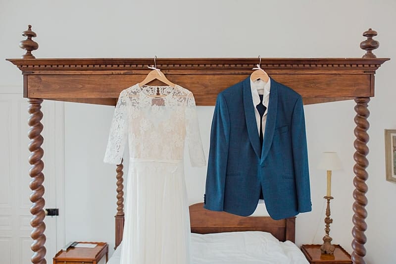 Le costume et la robe de la mariée suspendue au lit