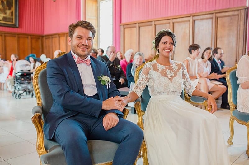 Les mariés heureux à la mairie