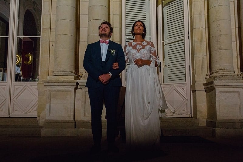Les mariés en admiration devant le feu d artifice