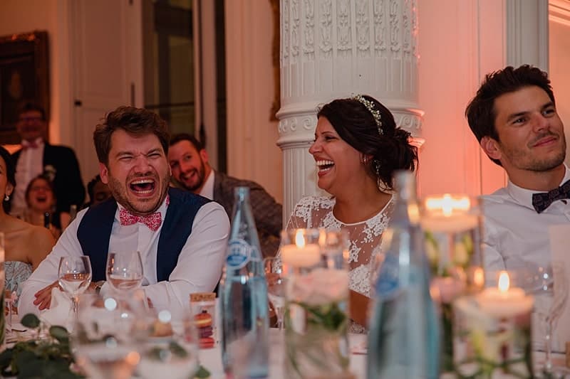 Éclats de rire de la part des mariés lors du dîner