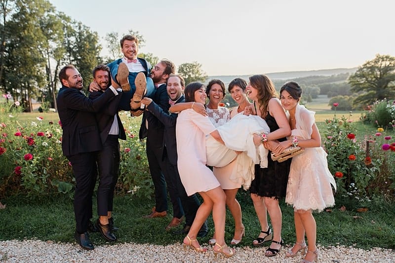 Les mariés et les invités en fete