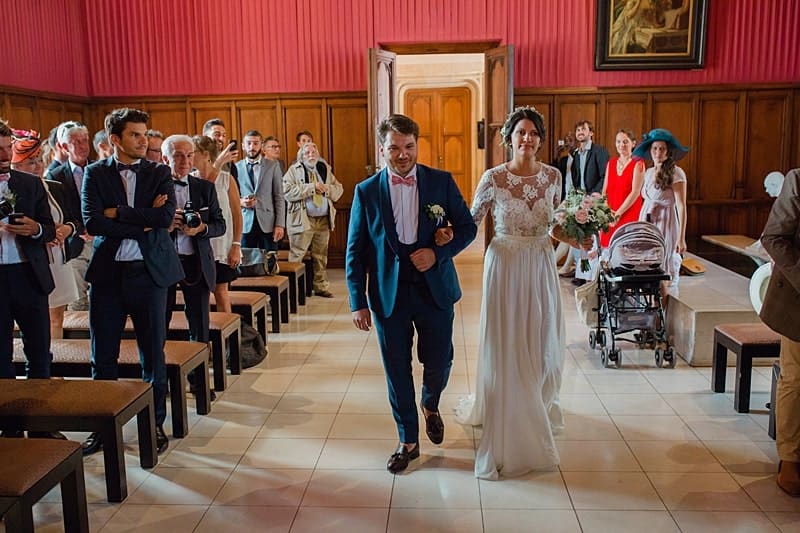 Les mariés rentrent dans la mairie