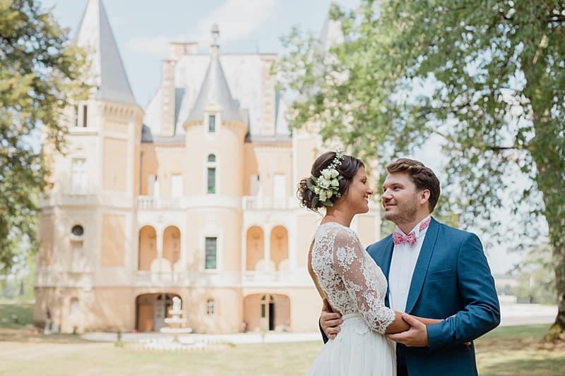 Les mariés devant le château d'Azy