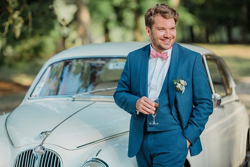 Le marié savoure une coupe de champagne