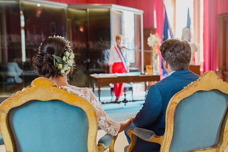 Les mariés observent la maire au palais ducal à Nevers