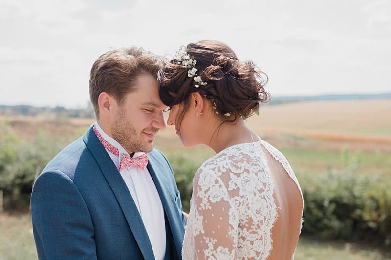 Le marié et la mariée partagent un moment complice
