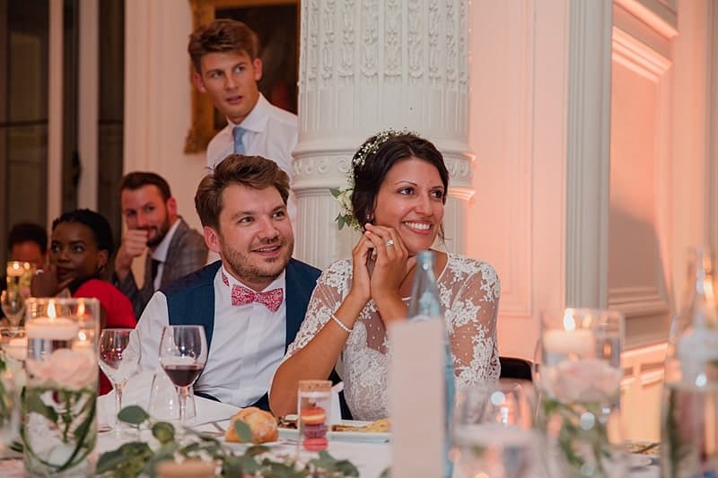 Les mariés écoutent les invités