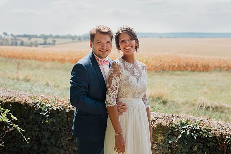 Photo de couple devant le champs de blé