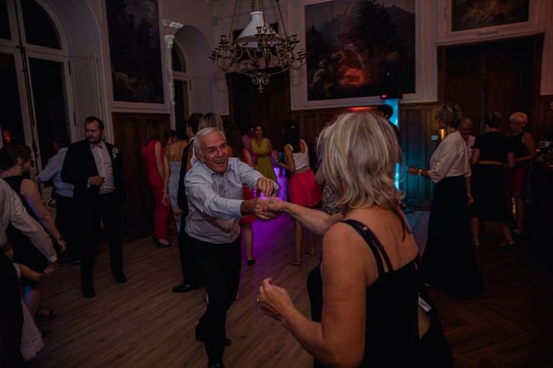 Tous les invités profitent de la soirée