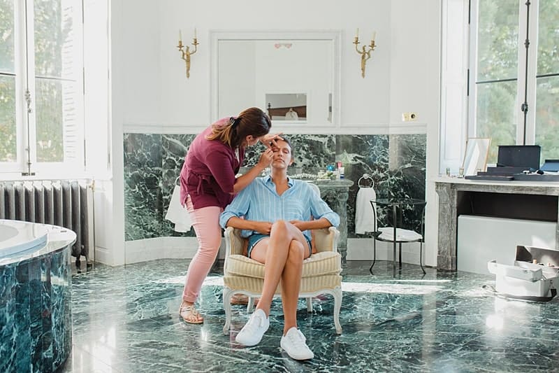 La mariée commence à se préparer