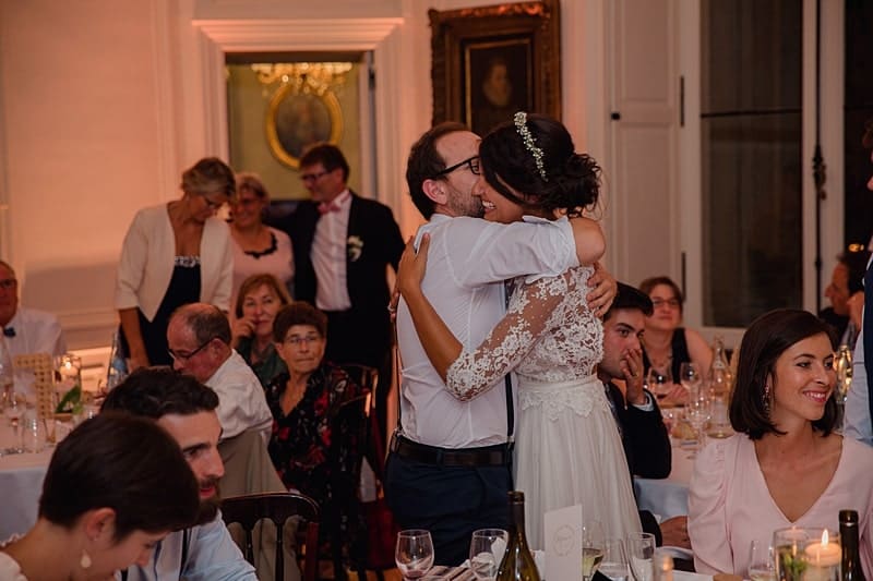 La mariée sert fort son témoin