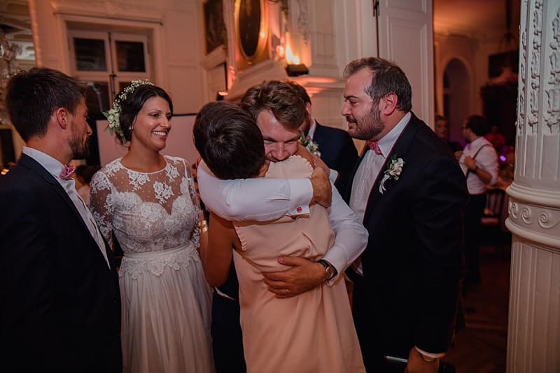 Le marié remercie une invitée