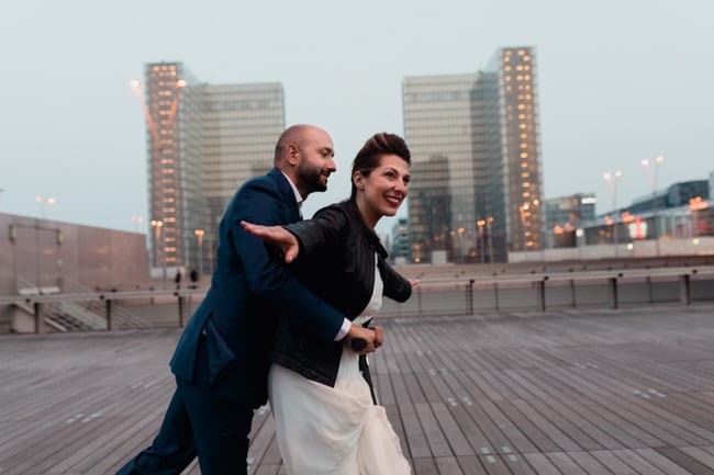Les mariés très à l'aise sur une trottinette