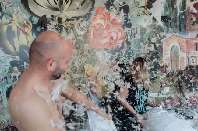 Bataille de polochon dans la chambre d'hotel