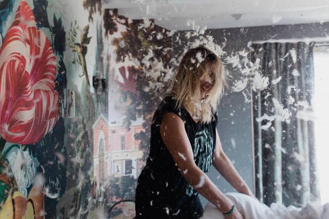 la mariée entourée de plumes