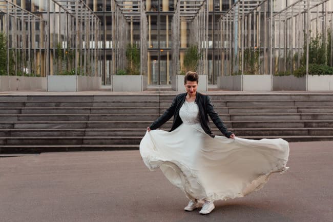 La marié fait tourner sa robe