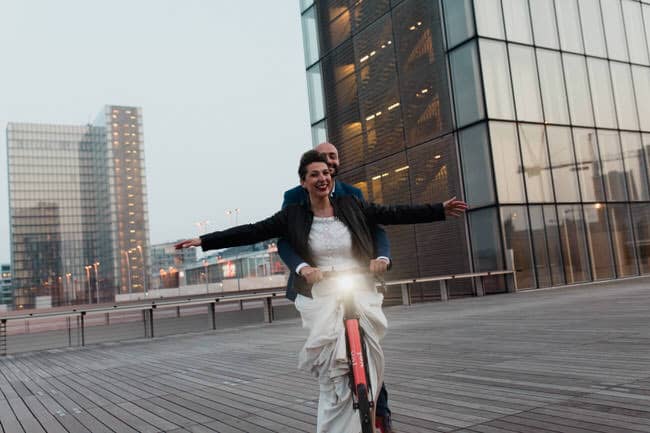 Arrivée des mariés en trottinette