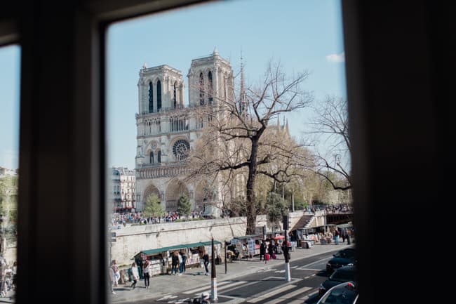Vue de Notre dame de Paris à travers une fenêtre