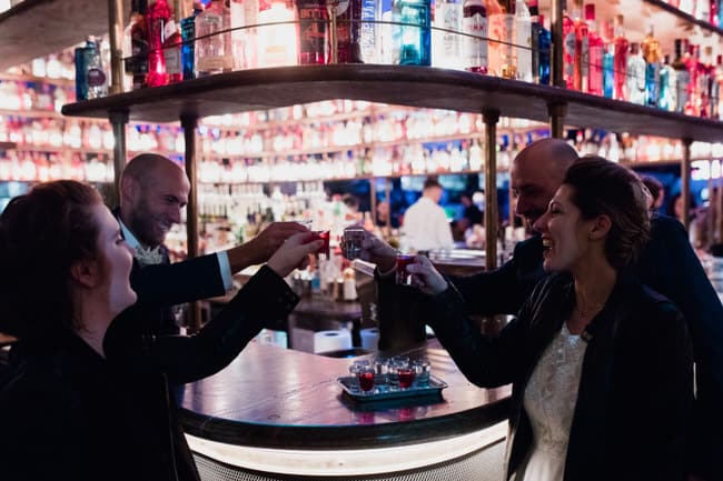 Les mariés trinquent avec leurs amis