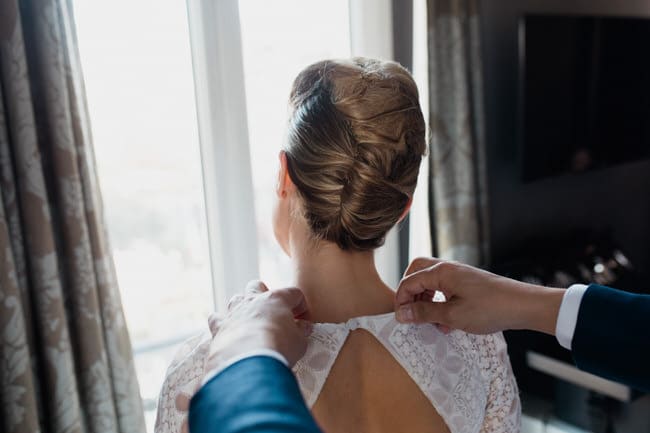 On ajuste la robe de la mariée