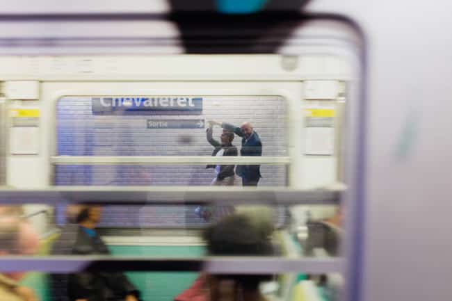 Les mariés dansent dans la station de métro