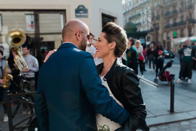 Petite danse devant un groupe de musique urbain place st michel