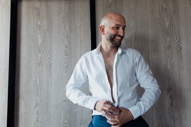 Le marié se prépare