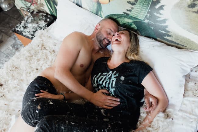 Eclat de rire des mariés une fois la bataille de polochon terminée