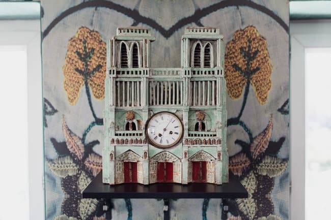 une petite horloge notre dame de paris