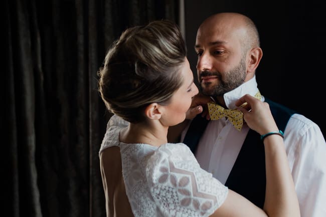 Ajustement du nœud papillon par la mariée