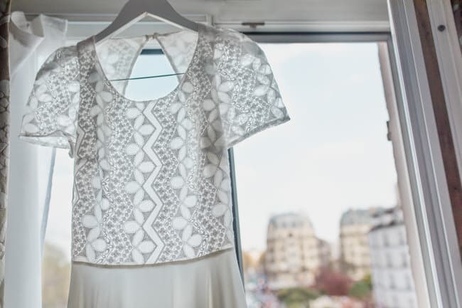 Robe suspendue devant la fenêtre