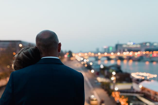 la nuit tombe sur Paris devant les mariés