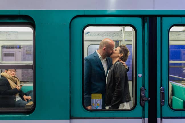 Les portes du métro se ferment et les mariés s'embrassent