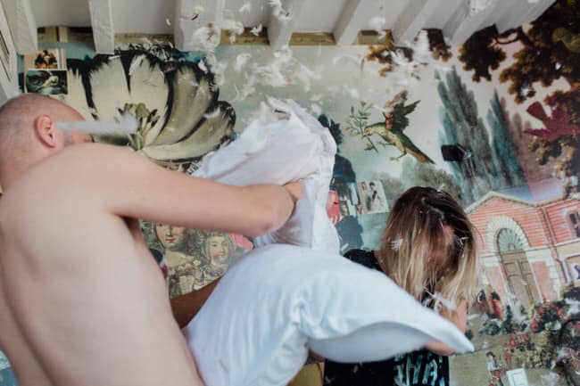 les oreillers partent de part et d'autre