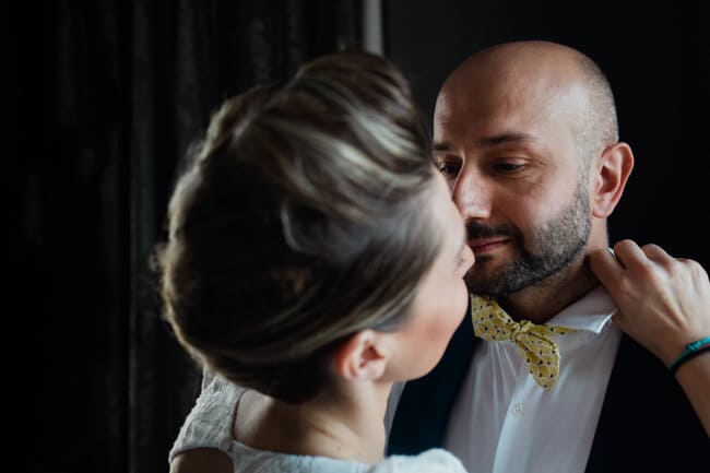 Le marié observe sa femme de prêt