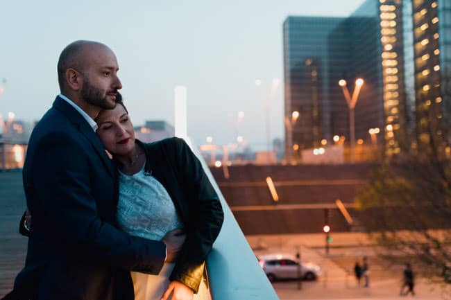 Les mariés contemplent la nuit tombée sur Paris