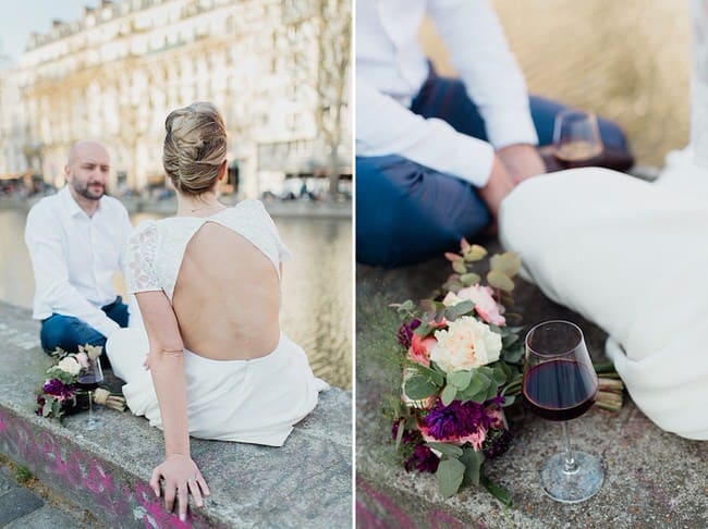 Moment de calme pour les mariés au bord de l'eau