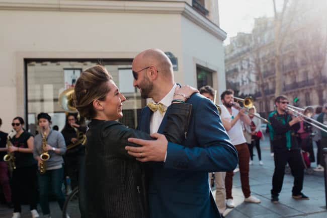 Danse devant un groupe de rue