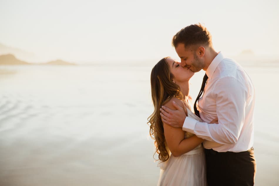 le couple s'embrasse dans la lumière du coucher du soleil