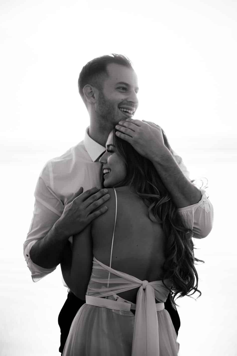 Le mari tient sa femme dans les bras