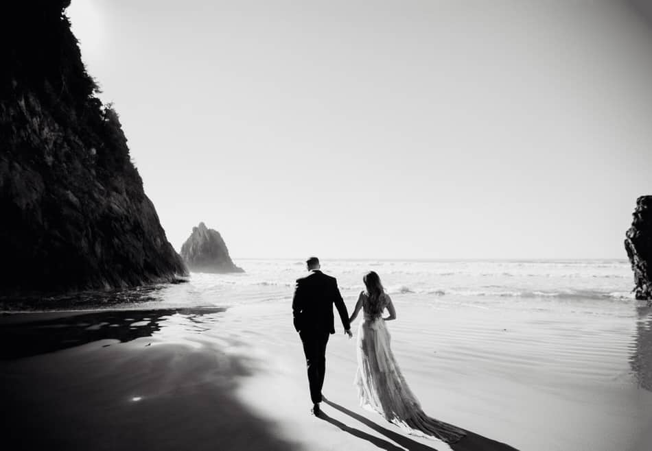 Les mariés dans la lumière du soleil