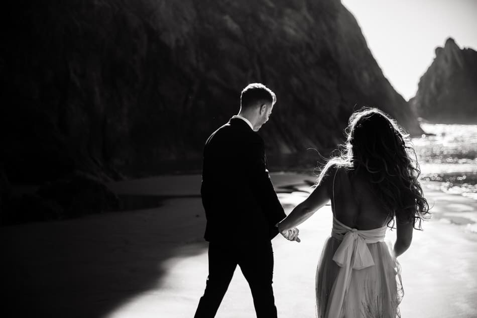 Photo en noir et blanc d'un couple sur la plage