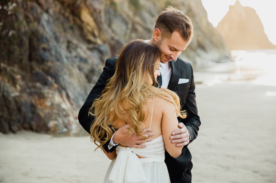 Couple de mariés à la plage