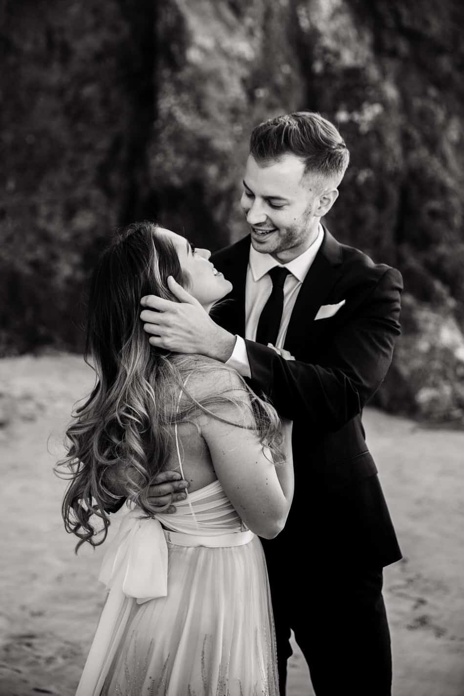 Séance trash the dress sur la plage